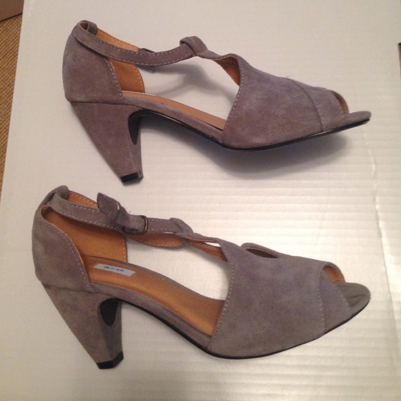 NWT‼️ SZ 7 SUEDE PEEP TOE PERI-GREY HEELS SO CUTE! - Picture 3 of 4