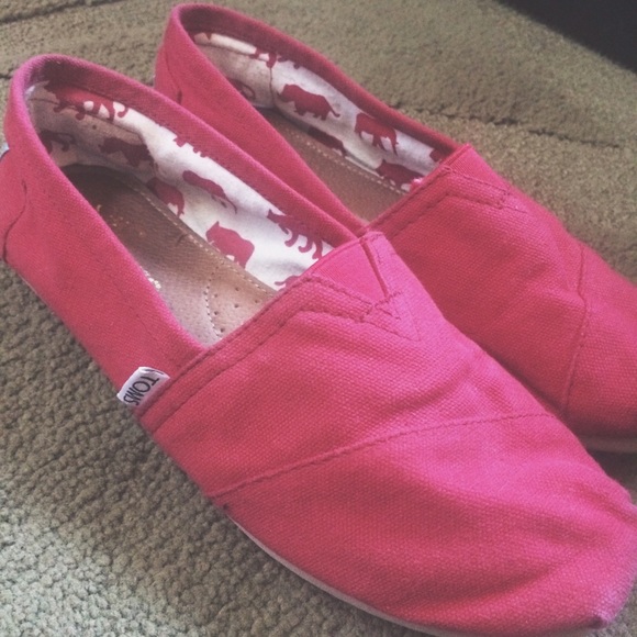 TOMS • cherry red SIZE 8