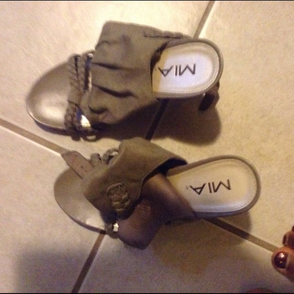 Gray shoes - Picture 3 of 3