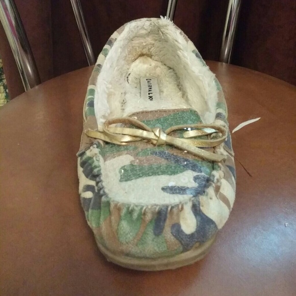 Airwalk camo moccasins