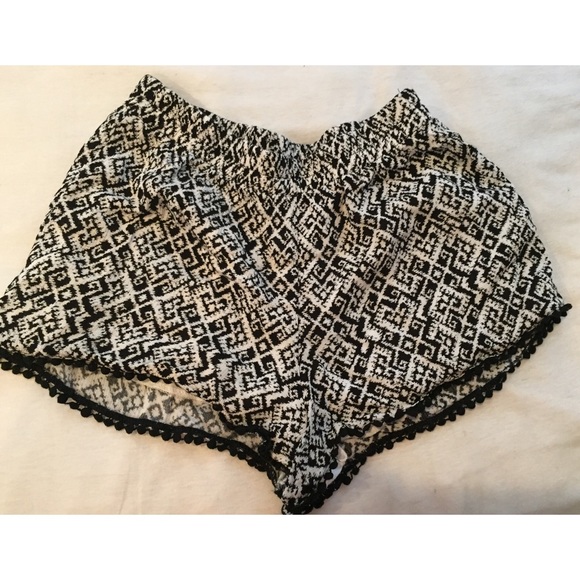 Black&white patterned soft shorts with pompoms