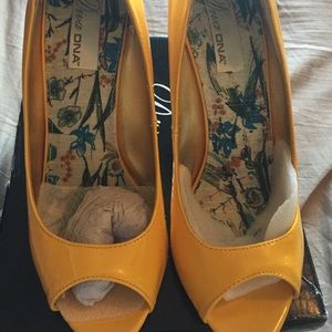Bright yellow summer time shoes **Cute** BRAND NEW