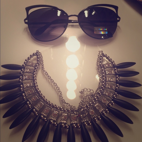 Cat eye ultra chic sunglasses in black