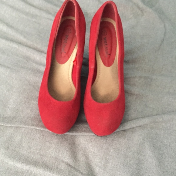 Red pumps - Picture 2 of 3