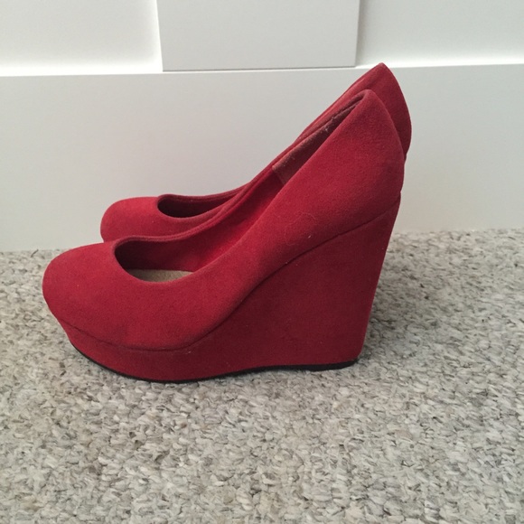 Red pumps - Picture 3 of 3