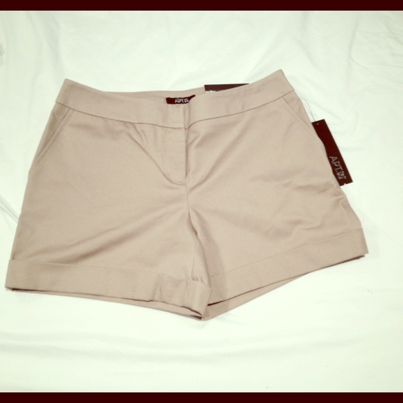apt 9 khaki shorts / NWT / size 6