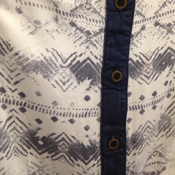 Tulip-back Patterned Top - Picture 3 of 4