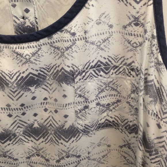Tulip-back Patterned Top - Picture 4 of 4