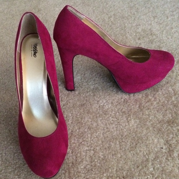 Purple suede platform pumps