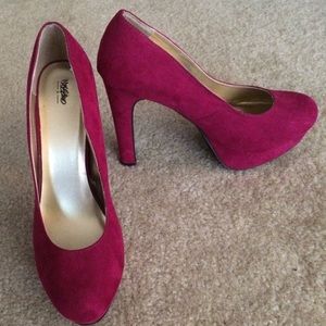 Purple suede platform pumps