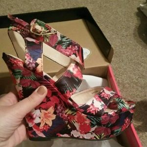Floral platform wedges