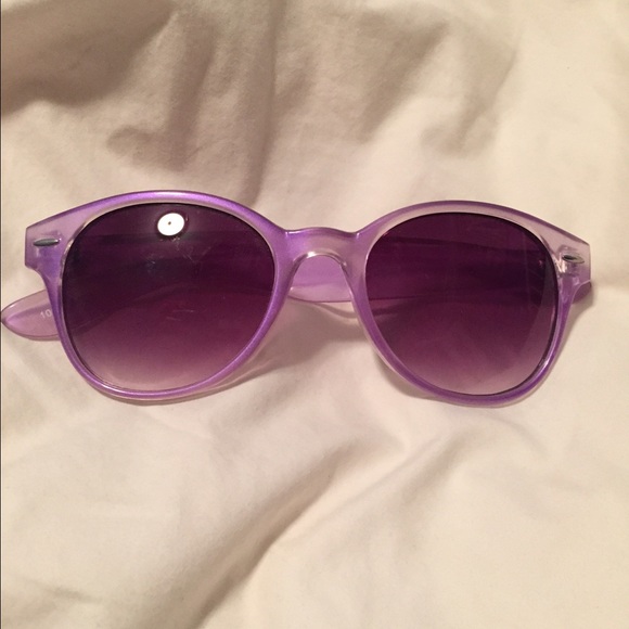 Un-used new light purple sunglasses, never worn.