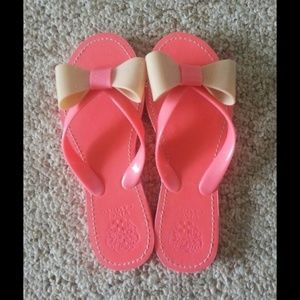 Never worn vince camuto flip flops