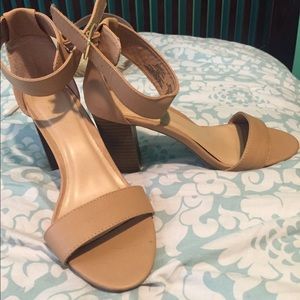 NUDE OLD NAVY MID-HEEL.