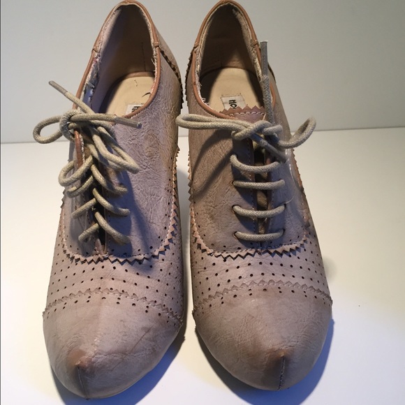 Closed toe heel
