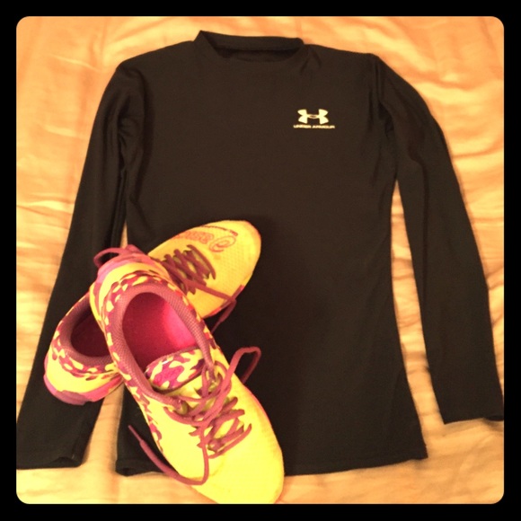Black under armour workout shirt