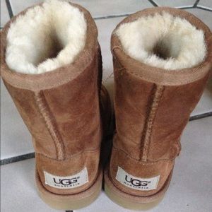 Toddler uggs size 9 in excellent condition