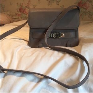 NEW W/O TAGS! Grey Steve Madden cross body bag