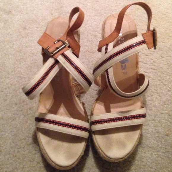 Navy/orange trimmed wedges!