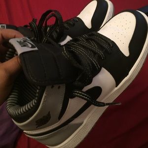Size 6.5 in boys Jordan number 1's