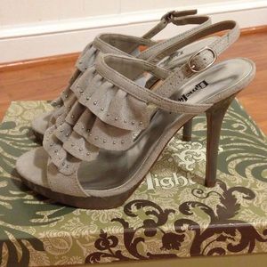 🌟Gray suede ruffle heels🌟