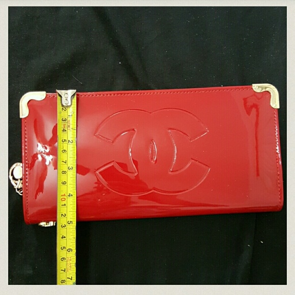 Big Apple red color wallet / wristlet or crossbody - Picture 2 of 4