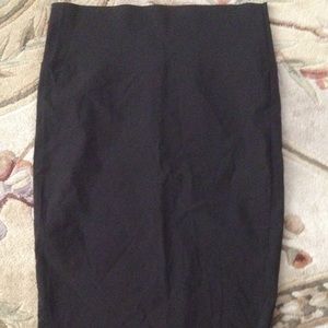 Black slim knew length skirt