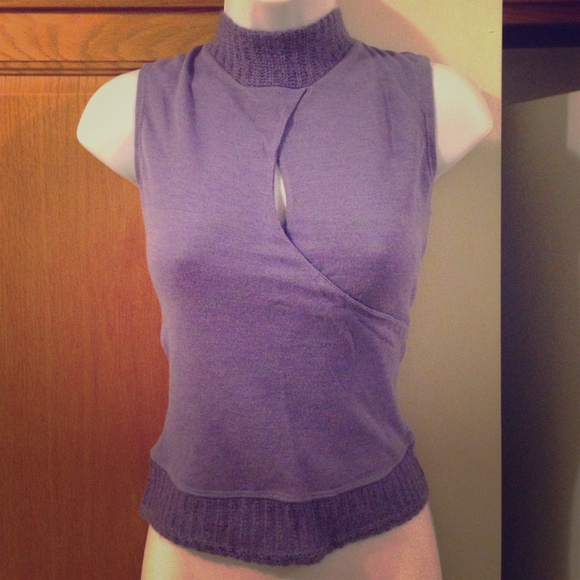 Beautiful keyhole guess top in lavender