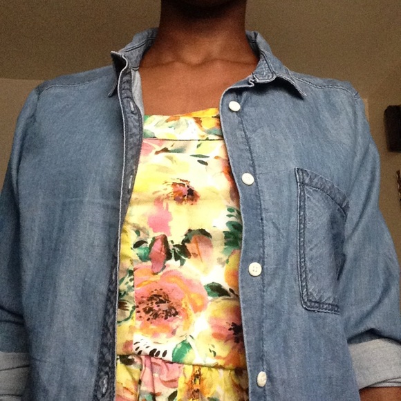 COMFORTABLE Chambray Top - Picture 2 of 4