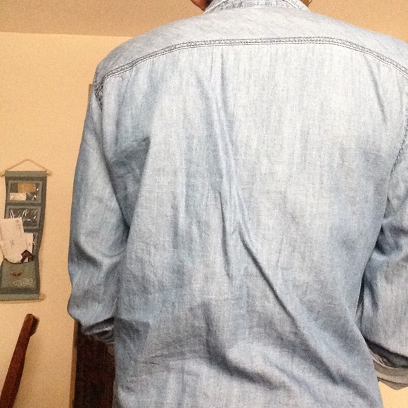 COMFORTABLE Chambray Top - Picture 3 of 4