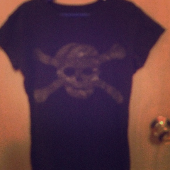 Back t-shirt with a skull on the from