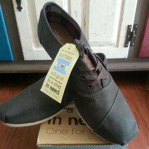 Men's Tom's