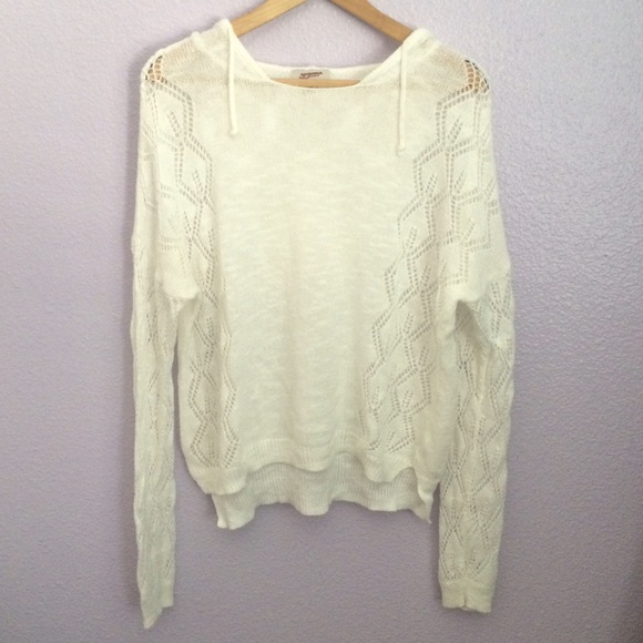 White thin pullover sweater