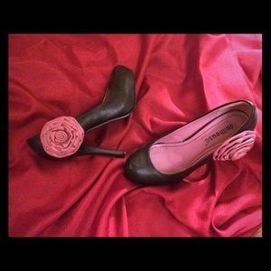 Black high heels with pink flower on the side