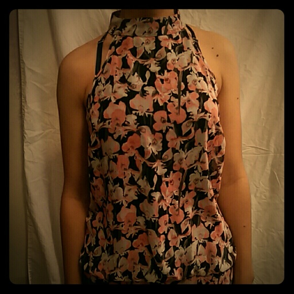 No Sleeve Turtle Neck