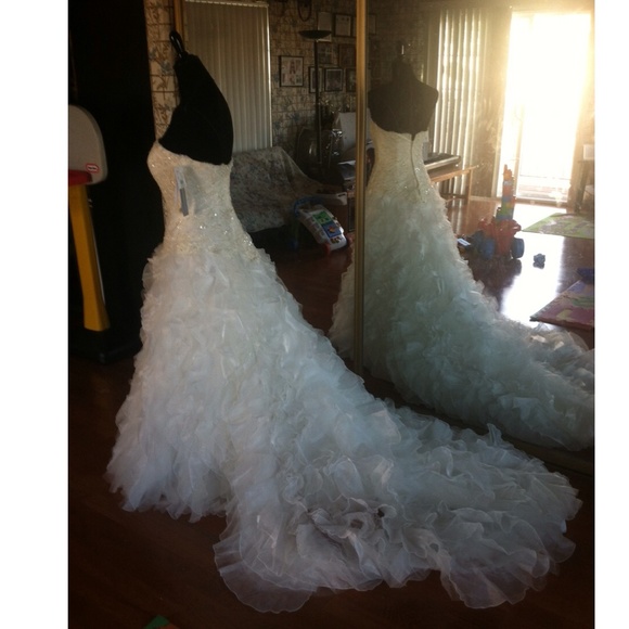 WEDDING DRESS - Picture 2 of 4