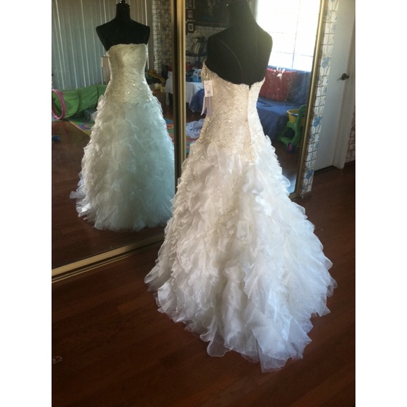 WEDDING DRESS - Picture 3 of 4