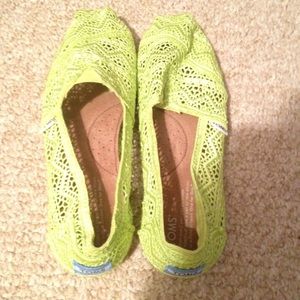NEW green crochet TOMS size 9