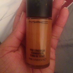 Mac Pro Longwear Foundation
