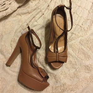 Super cute Jessica Simpson platform heels with bow