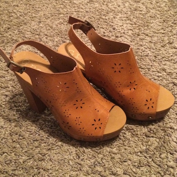 Size 8 heels Never worn!