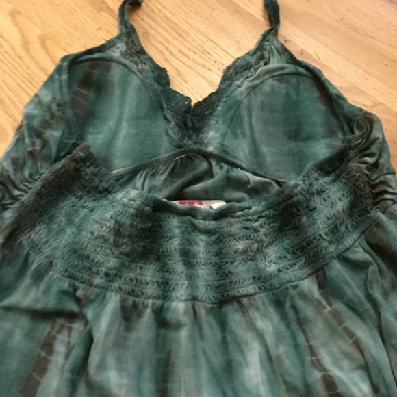 A Sleeveless Top - Picture 2 of 3