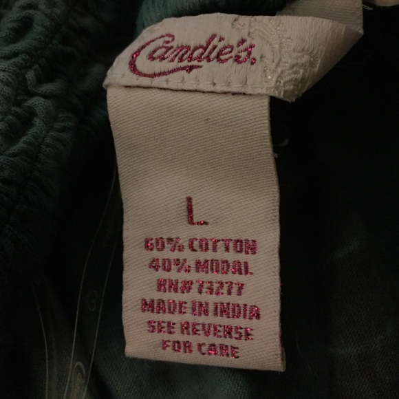 A Sleeveless Top - Picture 3 of 3