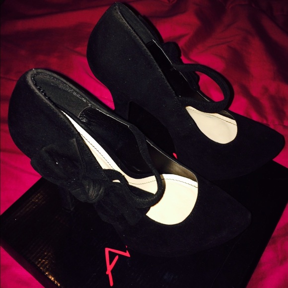 Heels - Picture 2 of 3