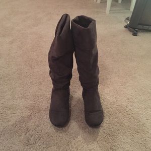 Cute grey suede boots!