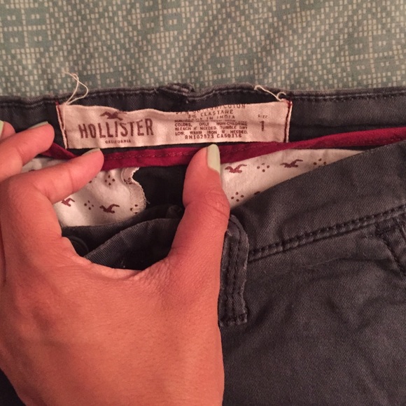 Hollister Size 1 Navy Bermuda Shorts - Picture 3 of 3