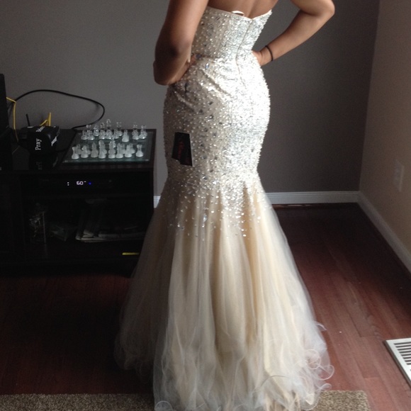Beautiful long prom dress - Picture 2 of 4