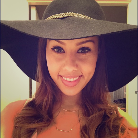 Black floppy Hat!
