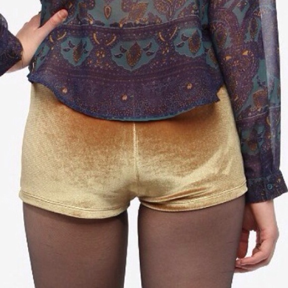 BESTSELLER🌟SOFT☁️Renewal by UO Velvet Shorts - Picture 3 of 4