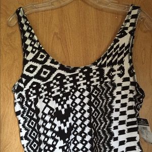 BNWT Tribal print, black @ white, Crop top😎